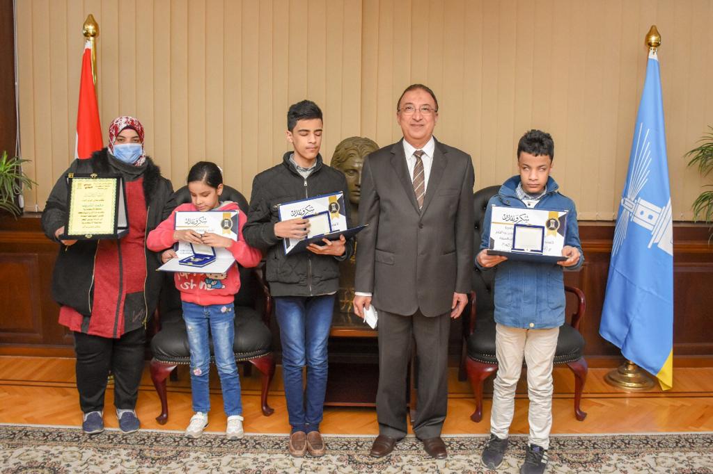   الشريف يكرم الثلاث أطفال المكفوفين الحافظين للقرآن الكريم ويهديهم ميدالية الإسكندرية