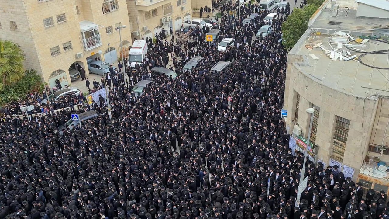   حشد كبير لجنازة أحد قادة الأرثوذكسية المتطرفة بإسرائيل يثير قلق الحكومة