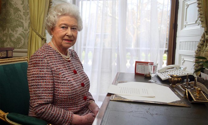   الملكة إليزابيث تعلن عن حاجتها لموظف اتصالات