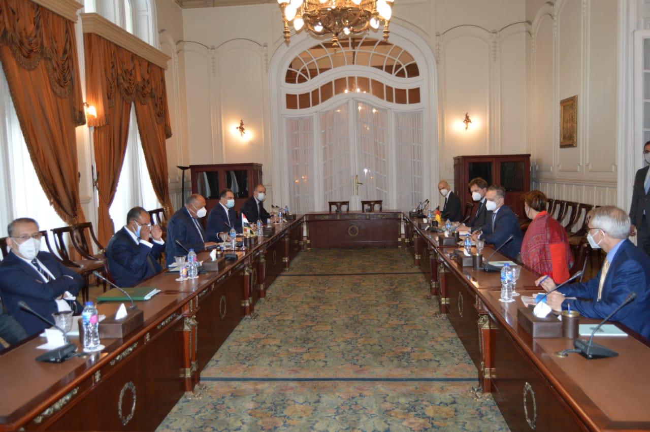 وزير الخارجية يلتقي نظيره الألمانى ويبحثان العلاقات الثنائية والقضايا الإقليمية
