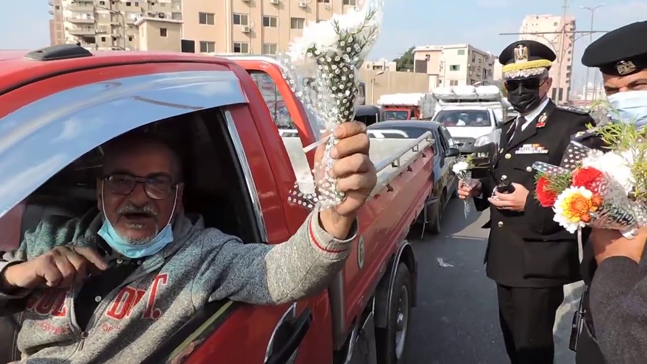   فيديو| الشرطة توزع الورود والحلويات على المواطنين