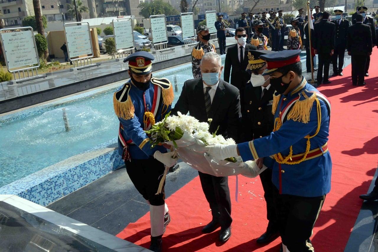   محافظ الأقصر ومدير الأمن يضعان إكليلا من الزهور على النصب التذكاري