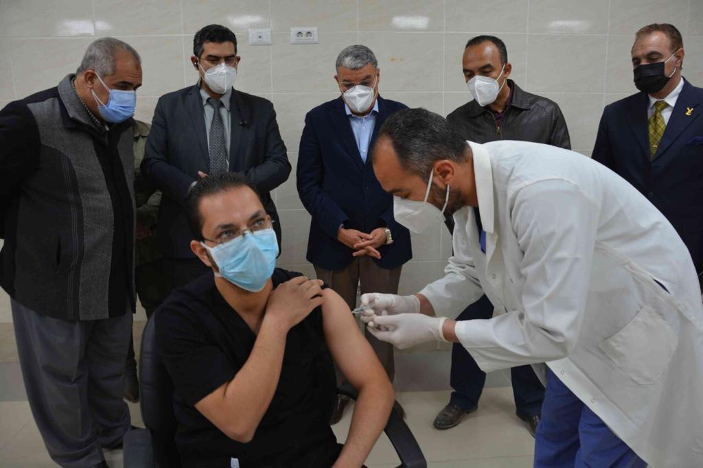   محافظ المنيا يشهد بدء تطعيم الأطقم الطبية بلقاح فيروس كورونا