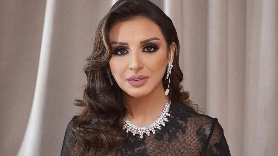 تغني منذ رعونة أظافرها