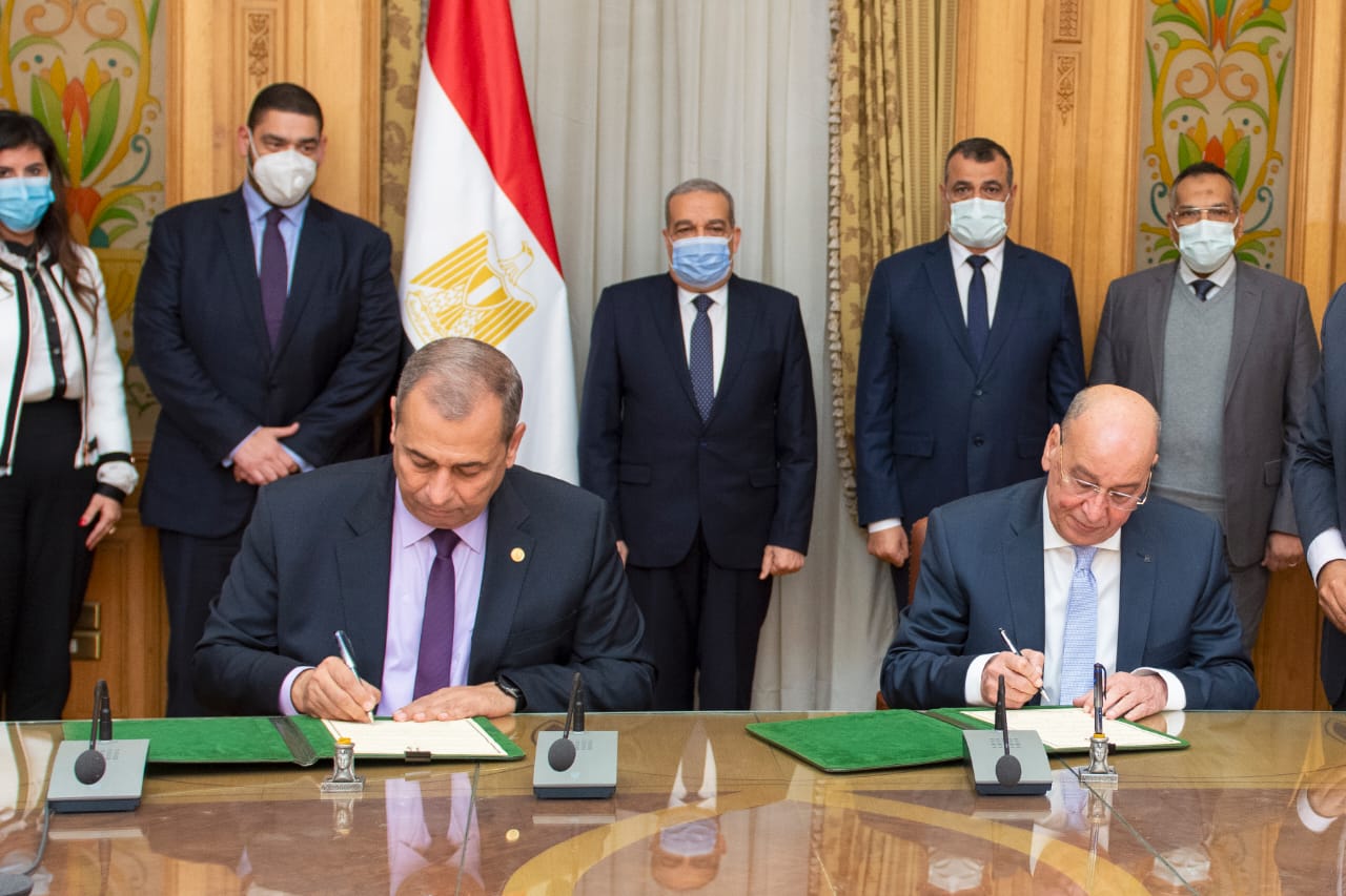   وزير الإنتاج الحربى يشهد توقيع بروتوكول مع شركة خاصة للطلمبات