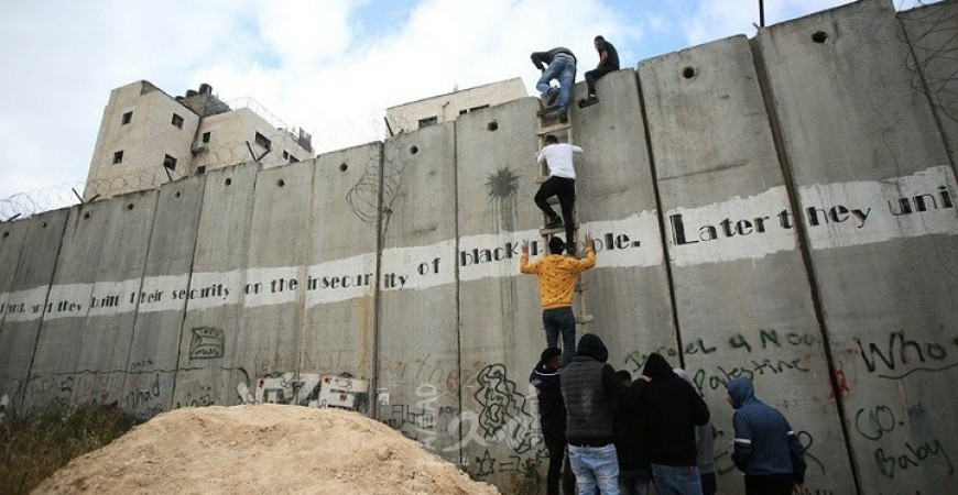   دخول آلاف الفلسطينيين إلى إسرائيل عبر اختراق الجدار الفاصل
