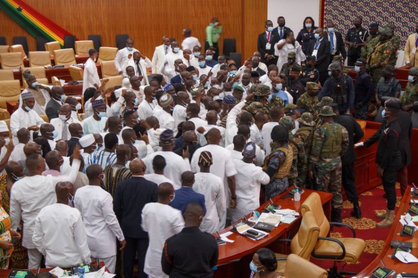   فيديو| على خطى الكونجرس.. معركة فى برلمان غانا والجيش يتدخل
