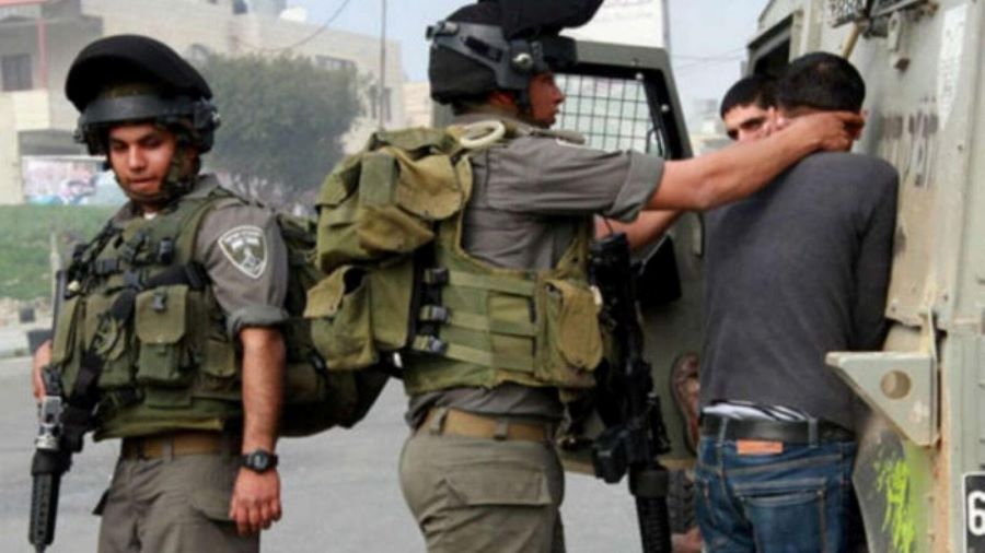   قوات الاحتلال تقتحم سجن عوفر وترش الأسرى بالغاز