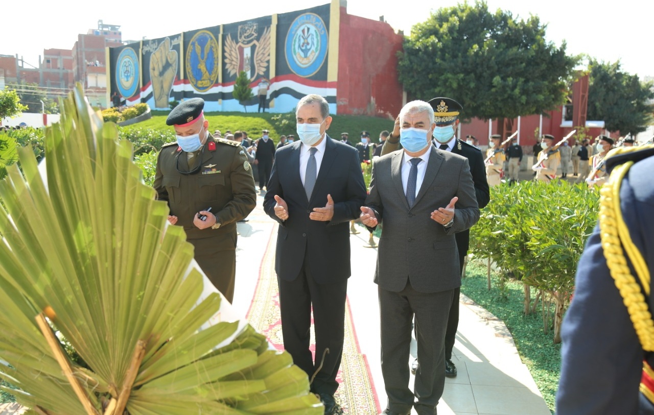   بالصور .. محافظ كفر الشيخ ومدير الأمن يضعان إكليل زهور على نصب شهداء الشرطة