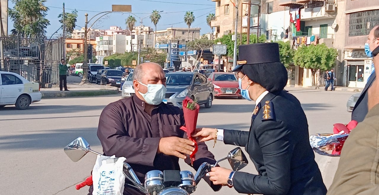   مدير الأمن ورجال الشرطة يوزعون الورود والحلوى وكتيبات بكفر الشيخ