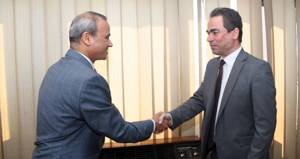 562323